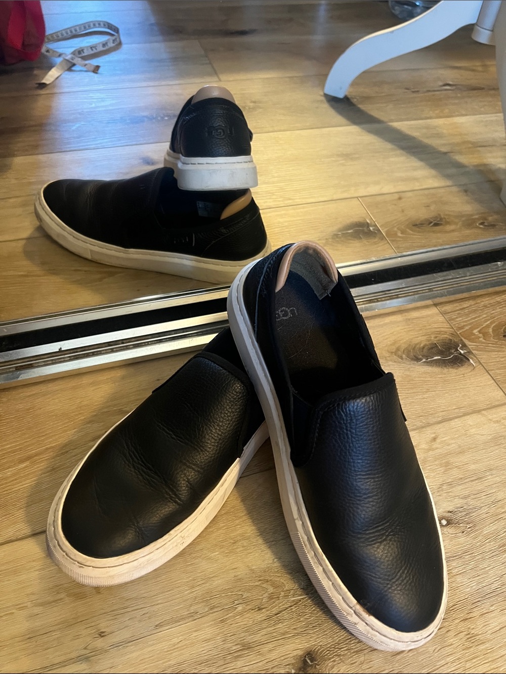 UGG, size 8, Leather Slip-On Sneakers w/ White Sole, UIGC - Picture 11 of 12